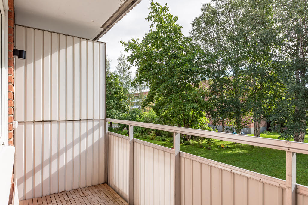 Balkong ut mot grönområde.