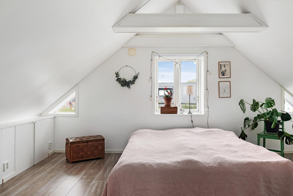 Sovrum 2, inbyggda skåp för extra förvaring 