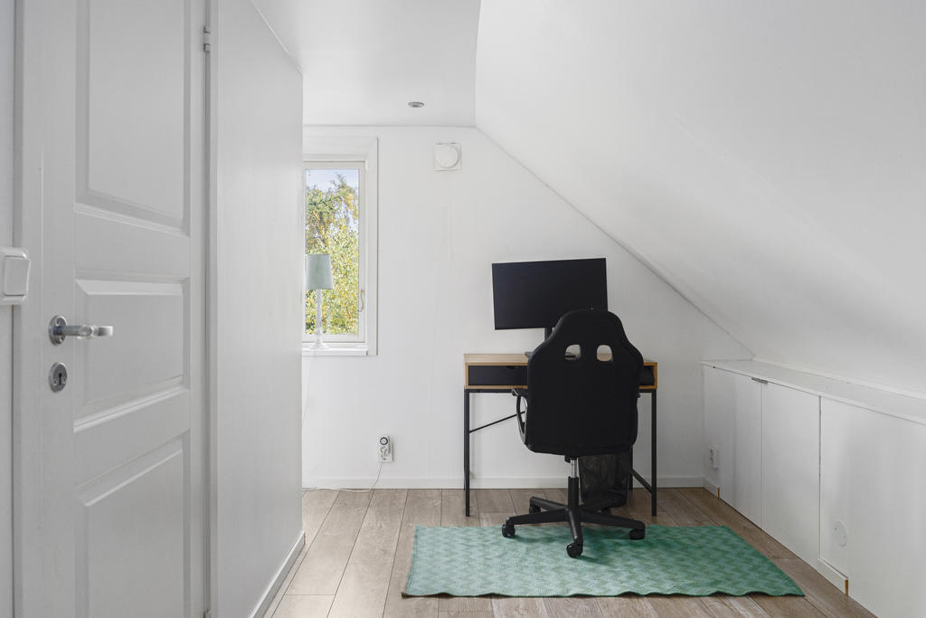 Möblerbar hall med plats för arbetshörn