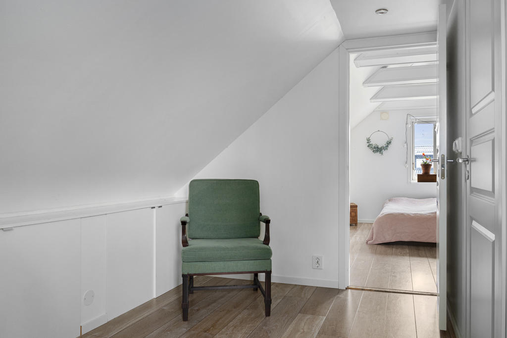 Sidoförvaring och dörr mot sovrum 2