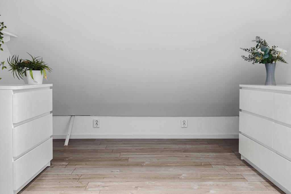 Walk-in closet med plats för bäddsoffa förutom förvaringen 