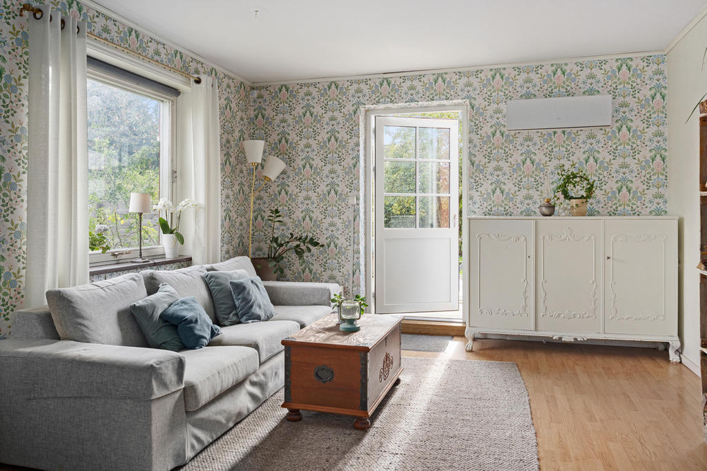 Vardagsrum med utgång till trädäck