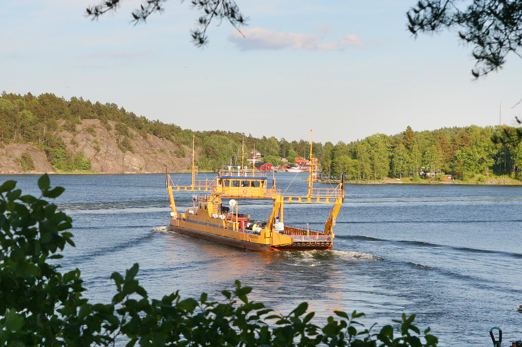 I närheten går vägfärjan mot Värmdölandet
