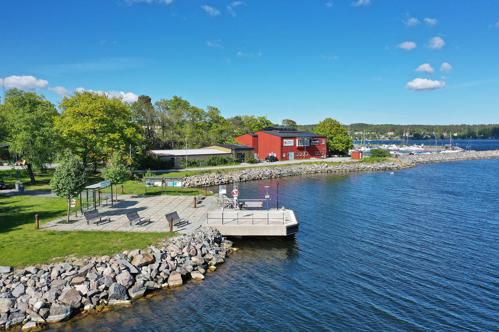 5 minuters promenad till Grenadjärsbryggan där ni tar båten in mot stan!
