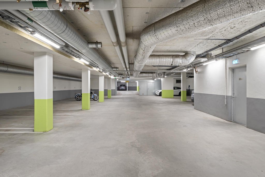 Praktiskt med garage i huset. Hissen tar er hela vägen ner.