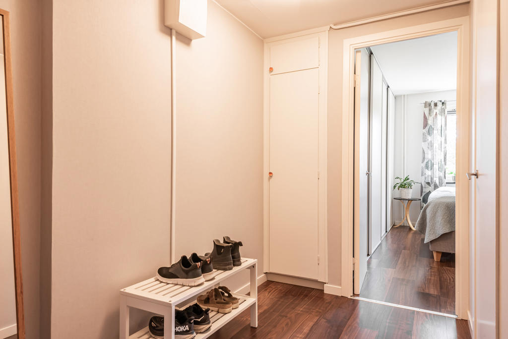Rymlig hall med både garderobsförvaring och förråd 