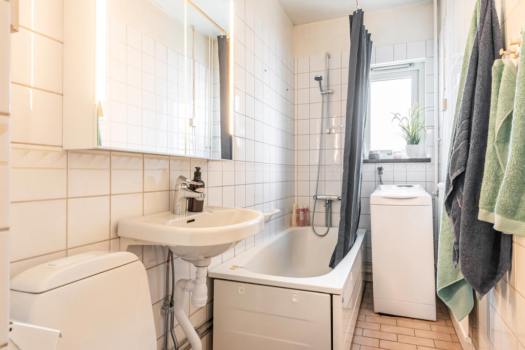 Badrummet är utrustat med badkar och tvättmaskin 