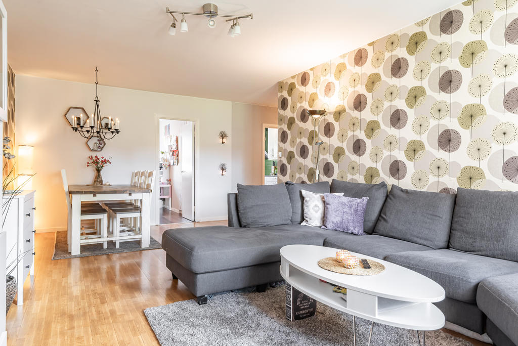 Stort och rymligt vardagsrum med plats för både matplats och stor soffa