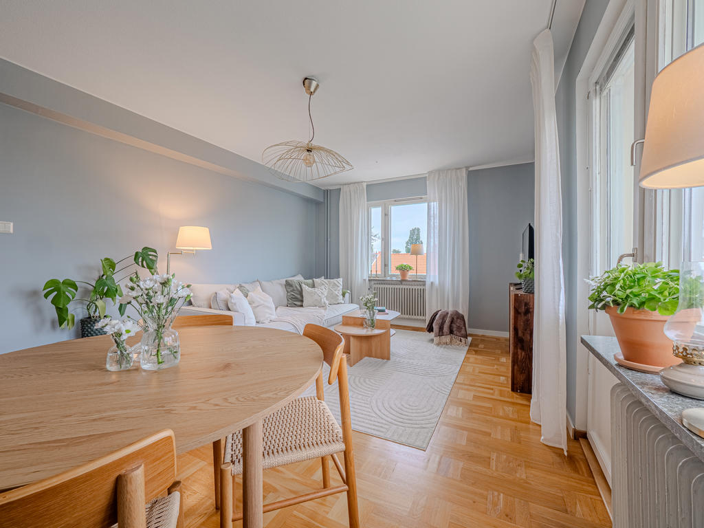 Modernt renoverad  lägenhet om 2 rok med centralt läge och havsutsikt!
