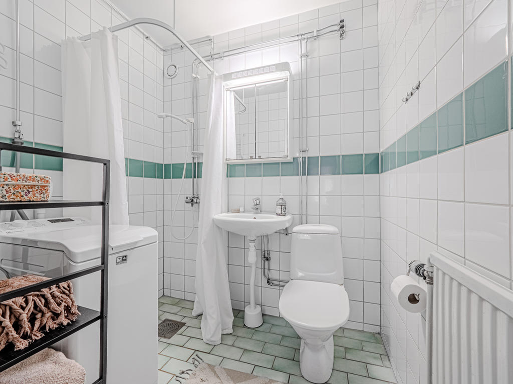 Badrum med tvättmaskin