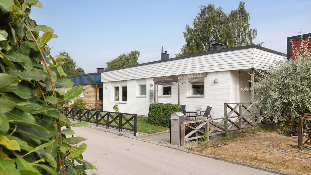 Författarevägen 8