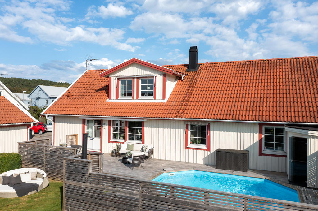 Vardagslyx med uppvärmd pool, utedusch och bastu.