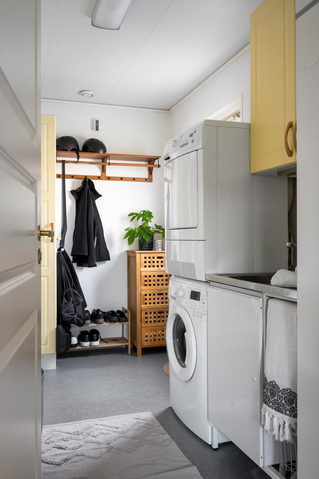 Grovingång och tvättstuga i anslutning till köket.