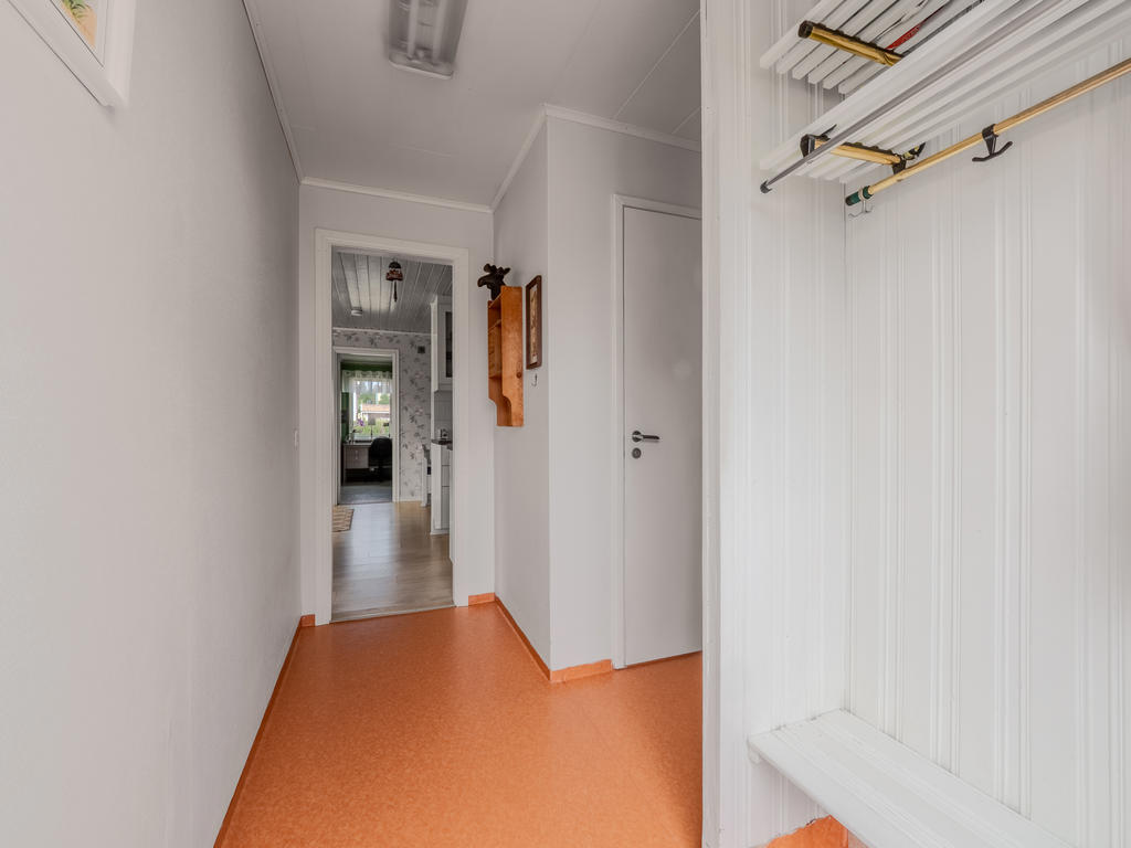 Hall mot garagesidan
