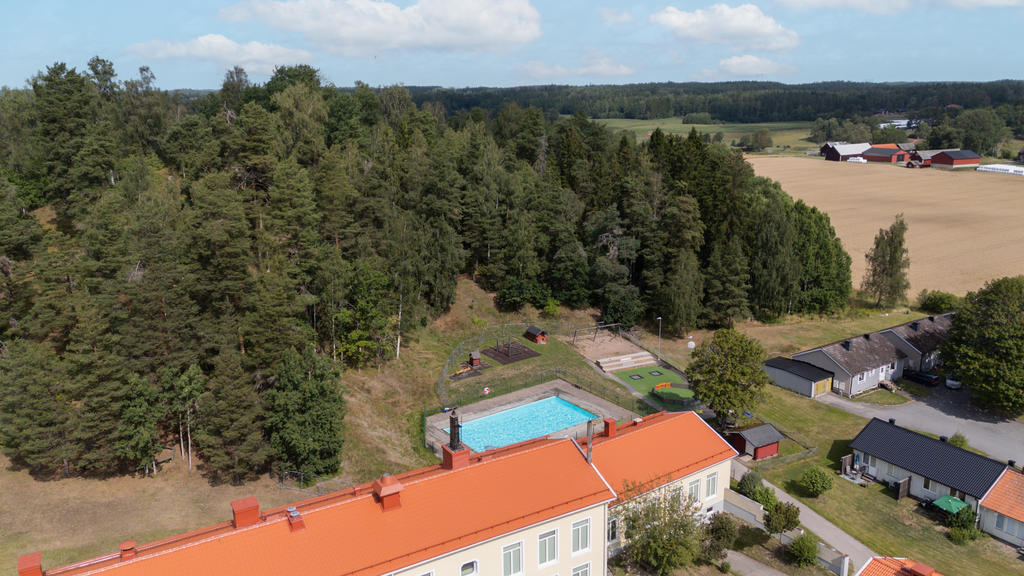 I skogen bakom skolan finns en rolig discgolfbana