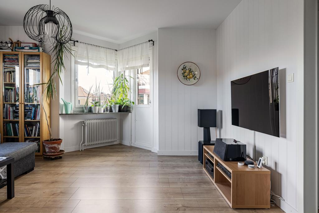 Lägenheten är belägen på våning tre, fri från insyn