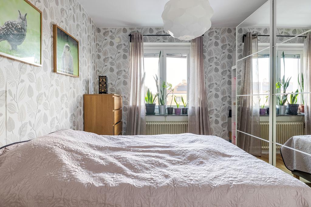 Sovrum med skjutdörrsgarderob