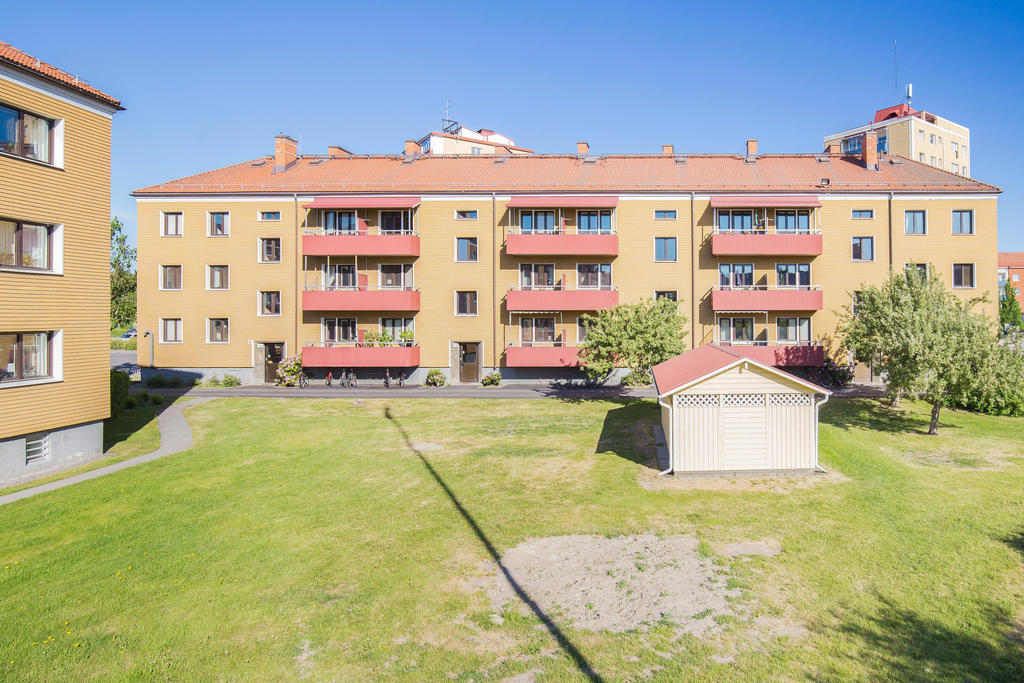 I avgiften ingår värme, vatten, bredband, kabel-tv, bostadsrättstillägg samt fast elnätsavgift.  Medlemmarna betalar en preliminär fast avgift för elförbrukningen, vilken för denna lägenhet är 160 kr/månad. Vid årets slut görs en avläsning av den faktiska förbrukningen, och eventuell justering sker på nästkommande avgiftsavi.