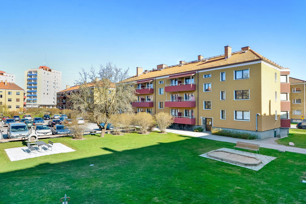 På kort avstånd väntar Himmelstalundsområdets vackra strövområden med gång- och cykelvägar, perfekta för promenader och löpturer. 