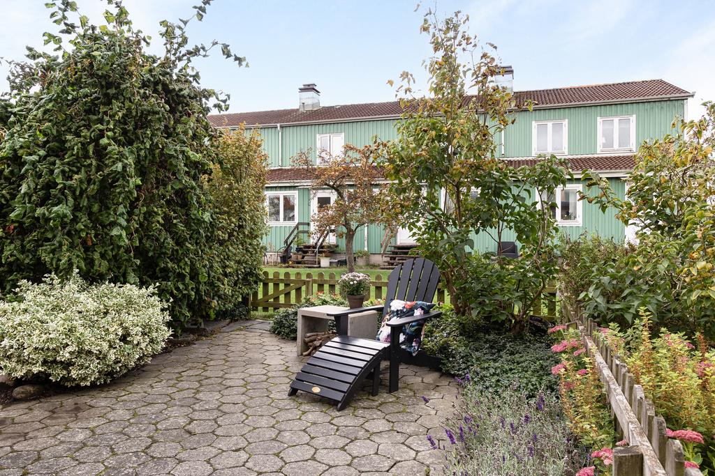 Varmt välkommen till Bermansgatan 6B – ett charmigt radhus med härlig villakänsla och ett centrumnära, familjevänligt läge! 