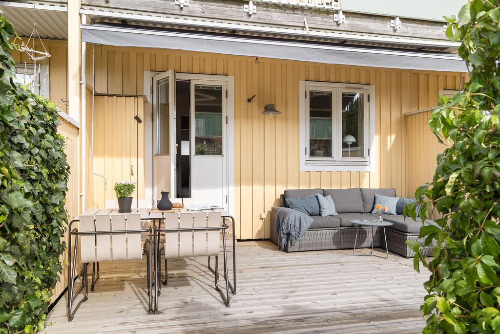  Här bor du med närhet till allt du kan önska i vardagen – centrum, skolor, förskolor, livsmedelsbutiker, bowlinghall och havet nås på bara några minuter med cykel. 