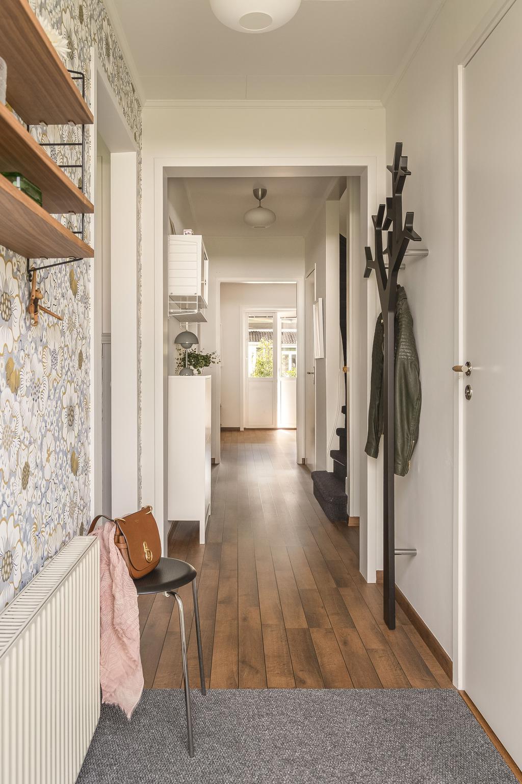 Här möts du av en ljus och välkomnande hall med plats för avhängning av ytterkläder och skor.