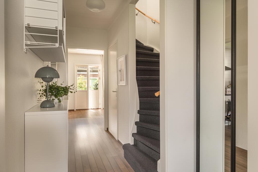 Direkt får man en känsla av hemtrevnad och öppenhet, där bostadens planlösning bjuder in till såväl sociala ytor som privata rum.