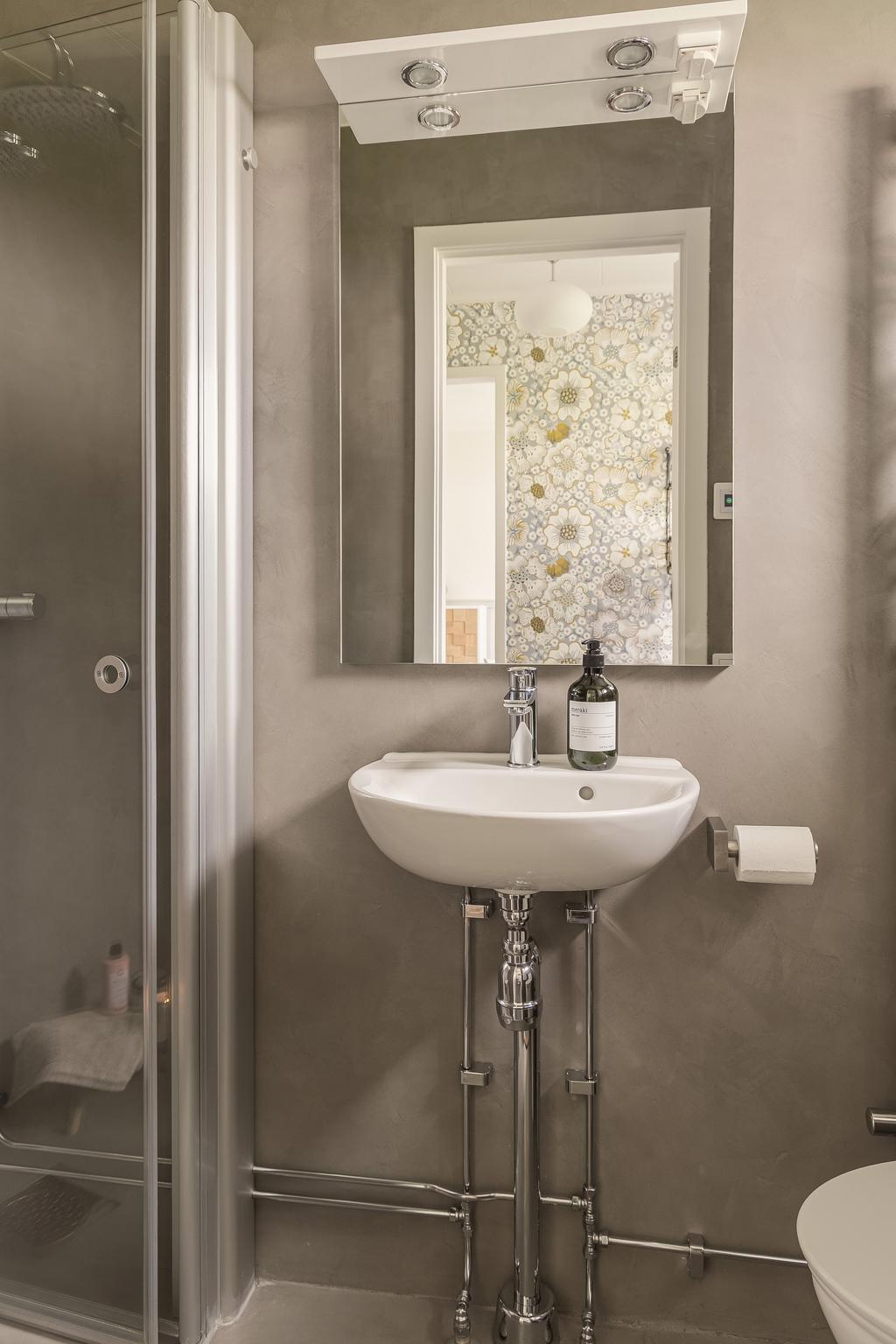 Till höger vid entrén ligger badrummet på entréplan, totalrenoverat 2025.