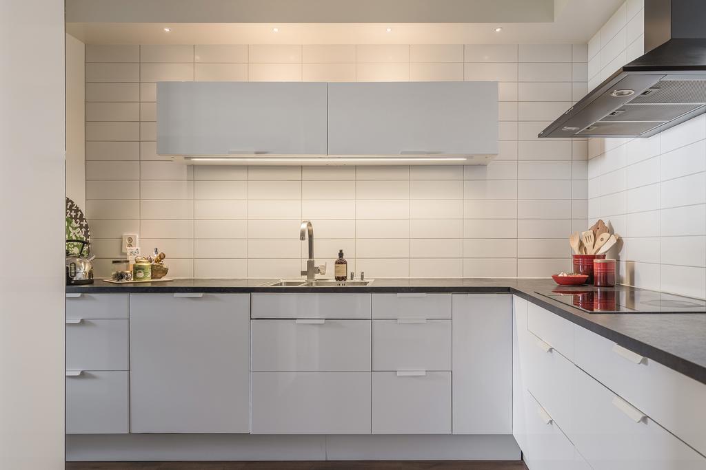 Till vänster från hallen når vi bostadens kök och matplats – ett ljust och inbjudande rum som blir hemmets naturliga samlingspunkt. 