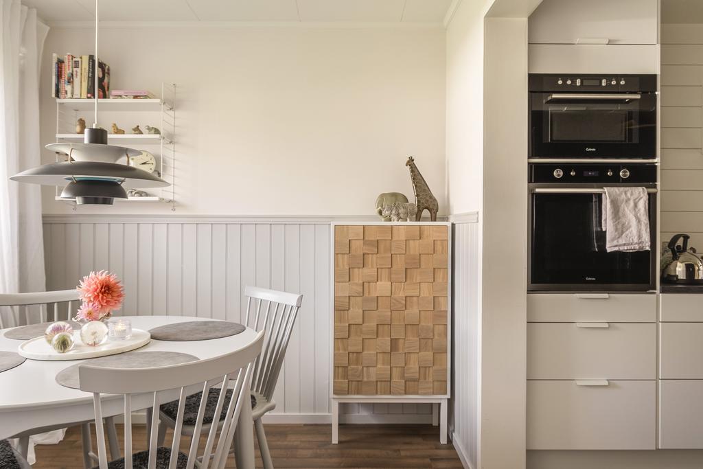  Vid matplatsen finns plats för en matgrupp intill fönstret, perfekt för härliga måltider i vardagen.