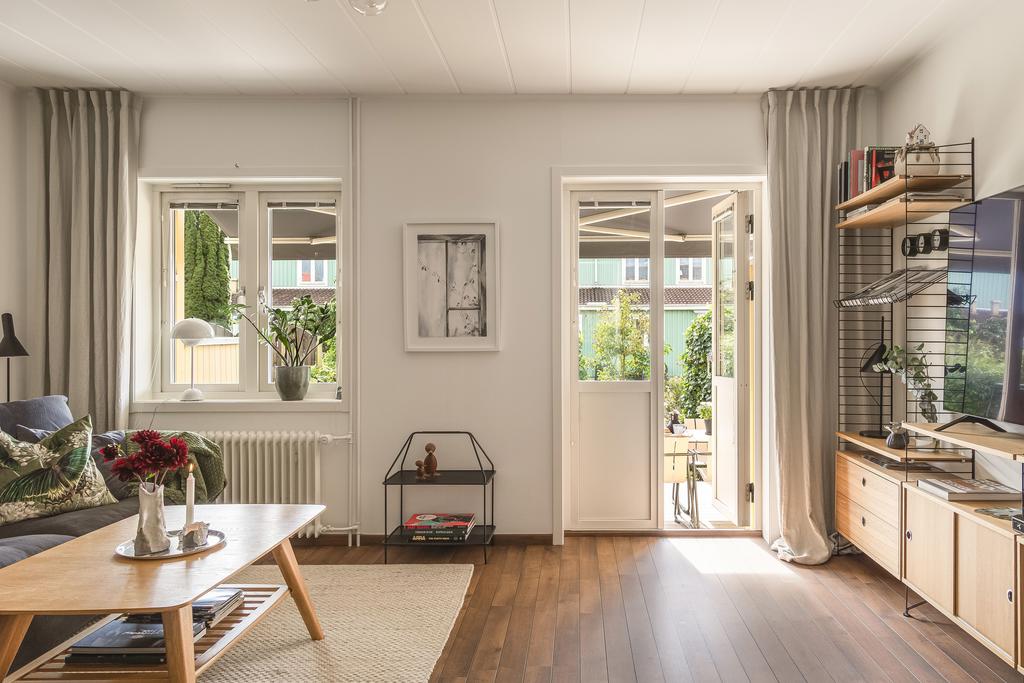 Rakt fram från hallen öppnar bostadens generösa vardagsrum upp sig. 