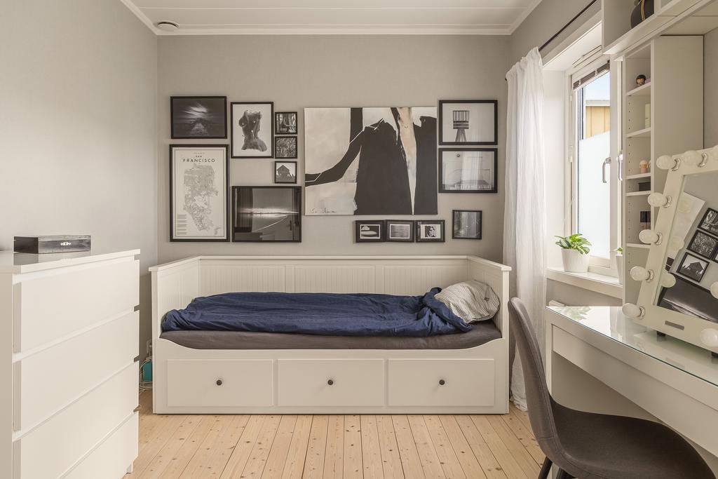 Direkt till höger efter trappan finner vi ett rymligt sovrum med gott om plats för dubbelsäng och tillhörande möbler. 