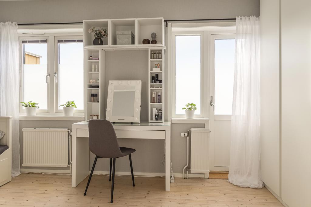 Härifrån når man bostadens balkong med fint solläge, en perfekt plats för morgonkaffet eller en bok i kvällssolen.