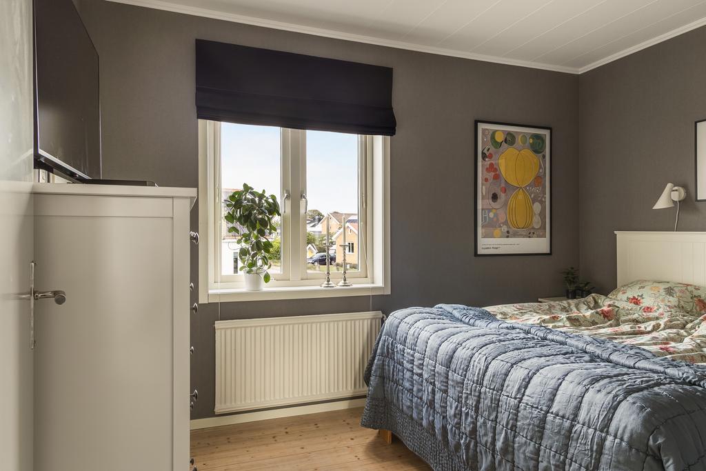 Det andra sovrummet på övre plan ligger till vänster efter trappan