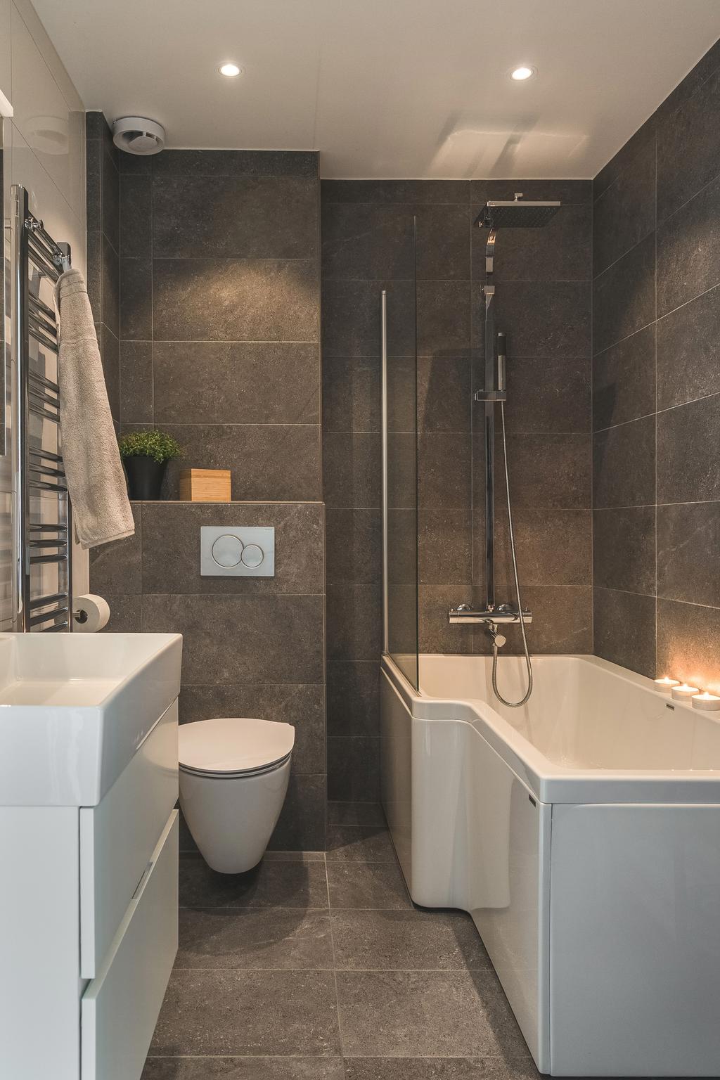 Mitt på övre plan ligger det lyxiga badrummet som totalrenoverades och byggdes ut 2020. 