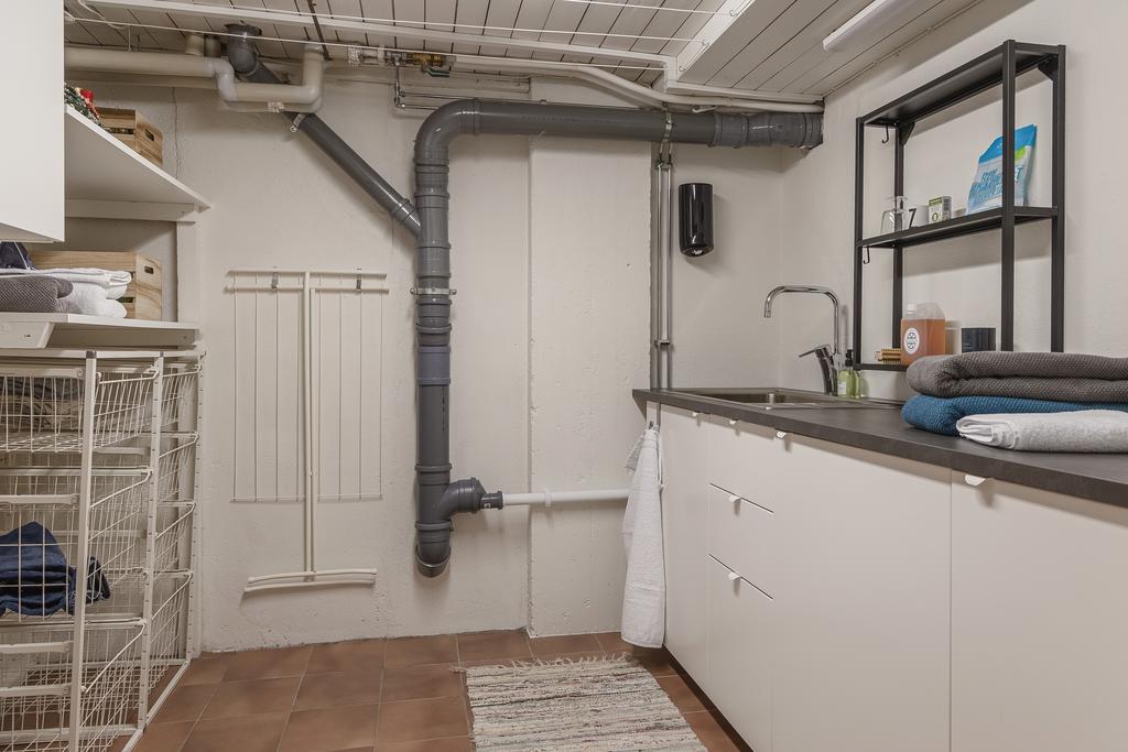 Tvättstugan renoverades 2022 och har klinker på golvet och vitmålade väggar – både funktionellt och lättskött.
