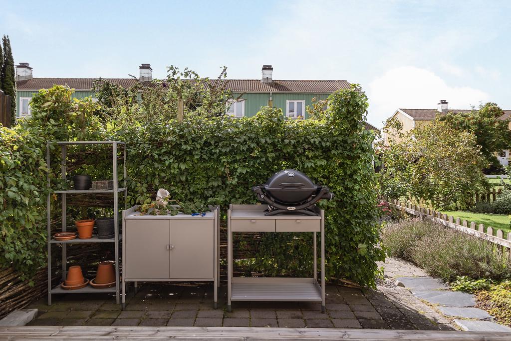 Komplett med trädgård, uteplats och balkong – i ett läge som gör vardagen både enkel och behaglig.