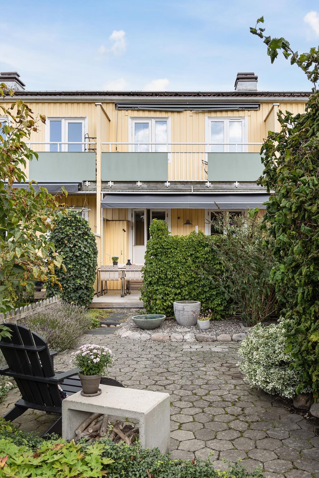 Markis finns på uteplatsen 