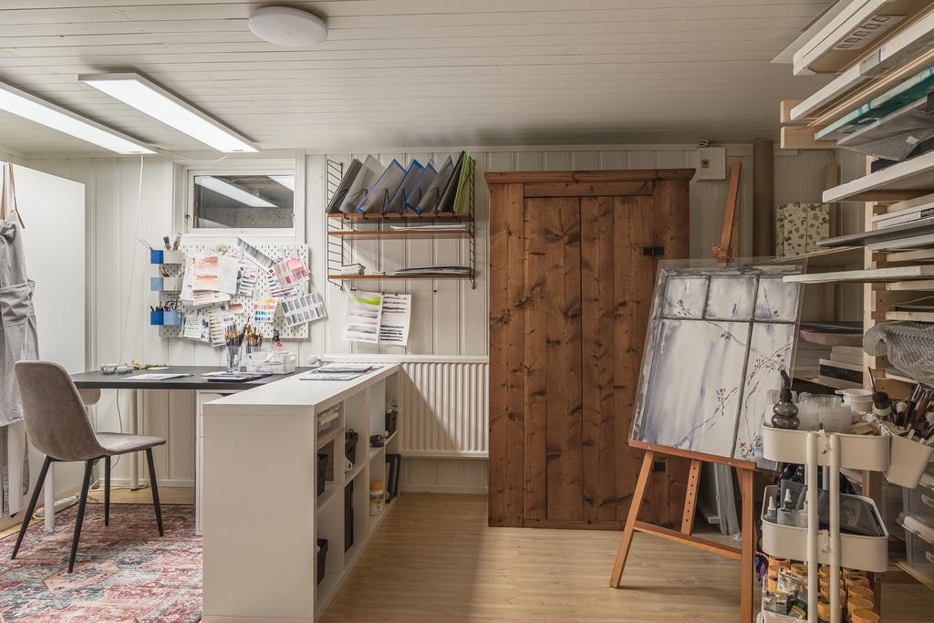 En trappa ner väntar källarplanet med flera praktiska ytor. Utrymmet fungerar som sovrum eller hobbyrum. 