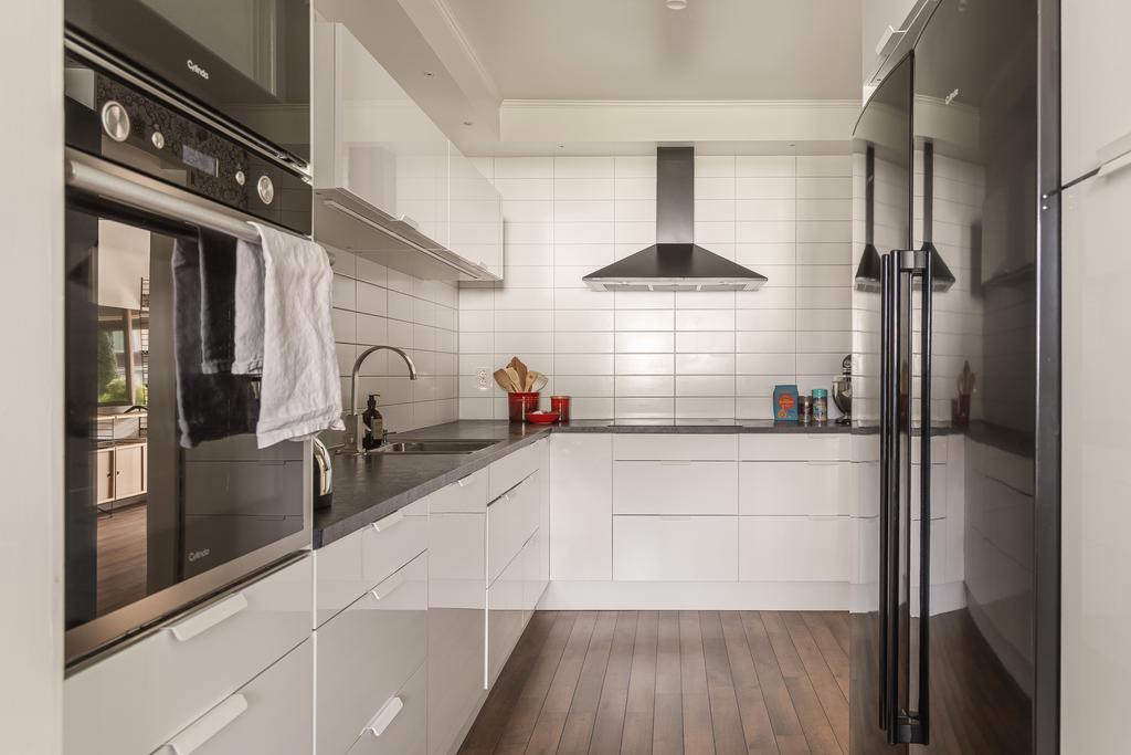 Köket renoverades 2012 och uppdaterades med nya vitvaror omkring 2018. 