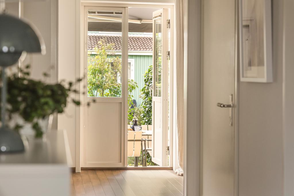 De stora fönsterpartierna ger ett härligt ljusinsläpp och genom pardörrarna nås den nybyggda uteplatsen 