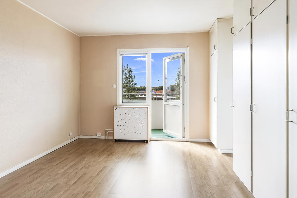 Sovrum med utgång till balkong