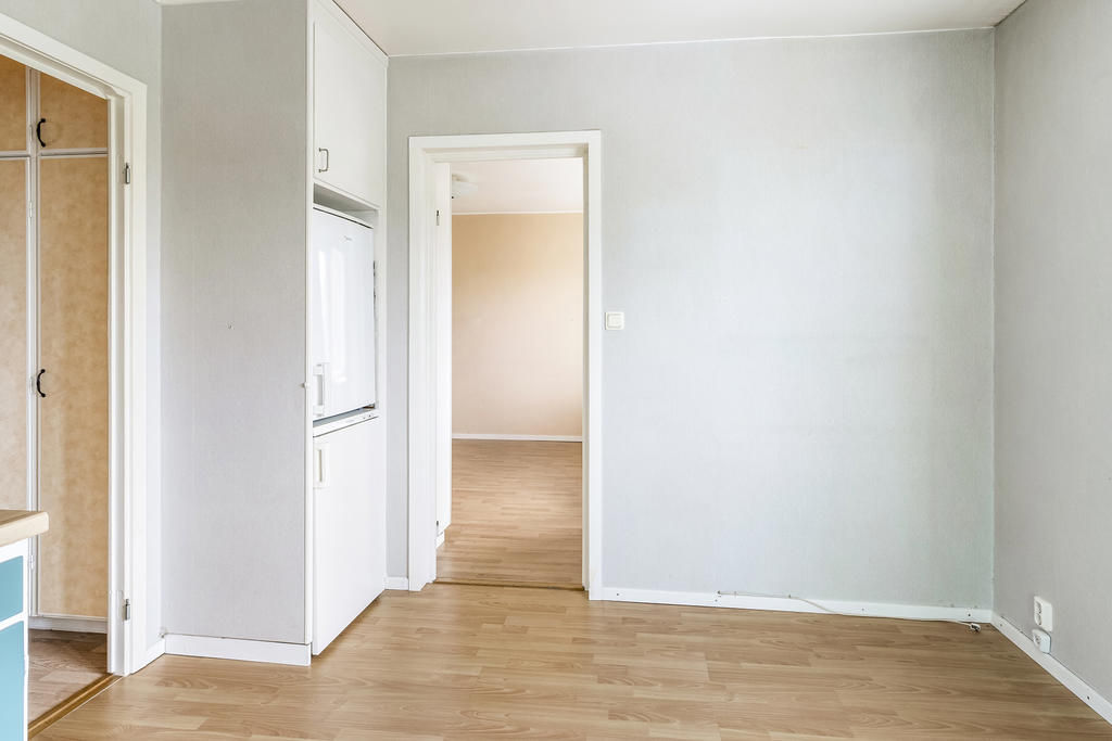 Kök med plats för matbord och stolar