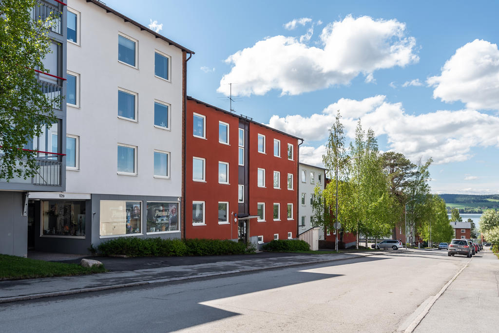 Odensviksvägen med en glimt av storsjön