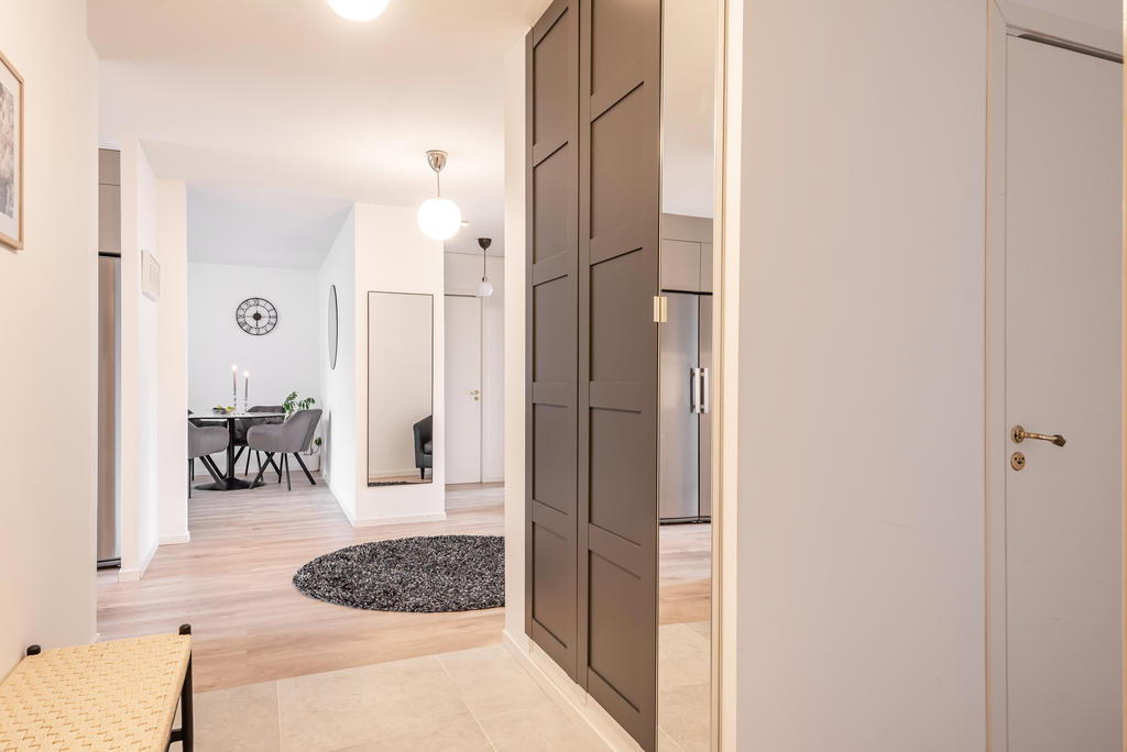 Rymlig hall med gott om förvaring för avhängning