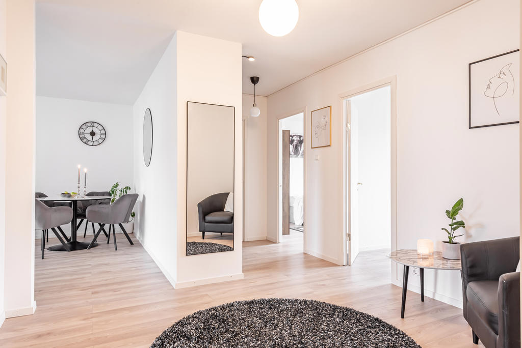 Vy mot vardagsrum och de två mindre sovrummen