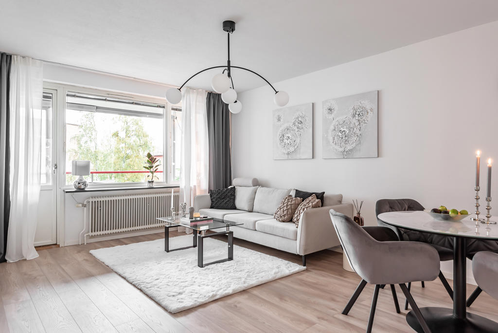 I vardagsrummet ryms både matbord och stor soffa