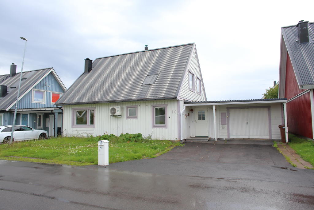 Hermesvägen 10, ett friliggande hus i genomgående äldre skick med möjligheter till egen prägel