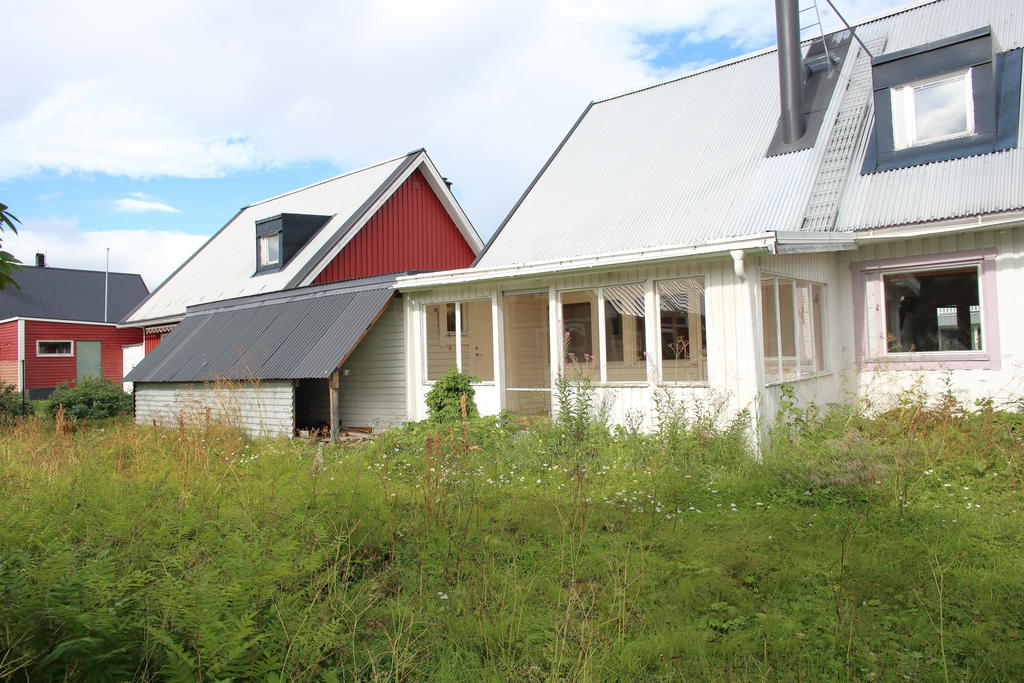 Förvaring under tak på bakgården intill uterummet