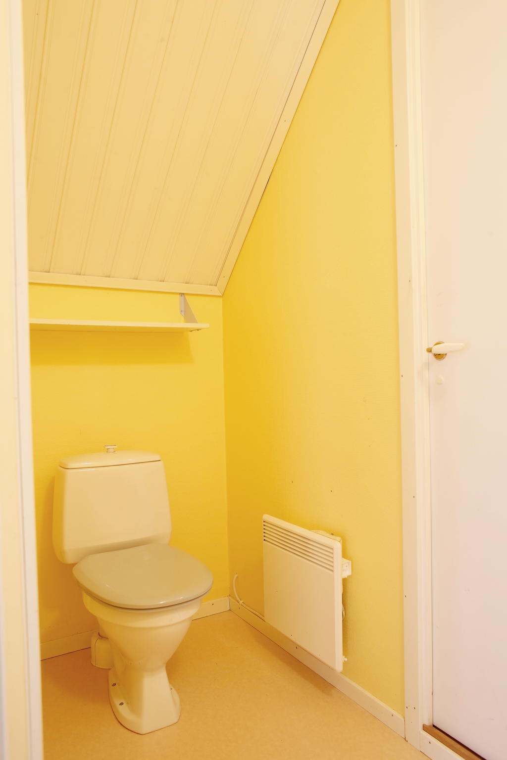 Toalett på övre plan, dörr till klädkammare